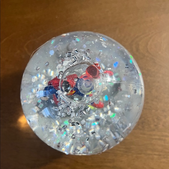 SUPERMAN Snow Globe - Picture 9 of 16